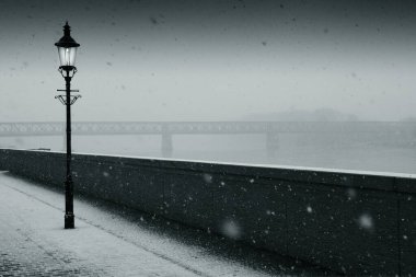 Kışın Tuna seti, Eski köprü, lamba, kar, karlı, kasvetli, Bratislava, Slovakya.