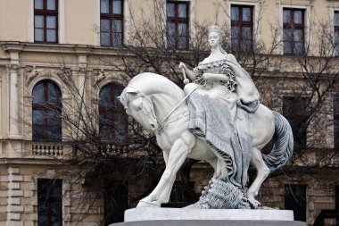 Binicilik heykeli, Monarch Maria Theresia, Tuna seti, Bratislava, Slovakya.