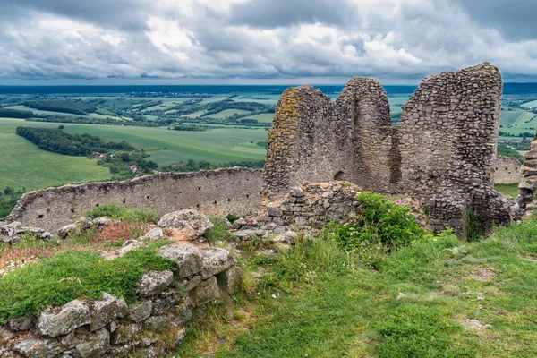 Branc Kalesi kalıntıları, Myjava manzarası, Slovakya, taşlar, duvarlar.