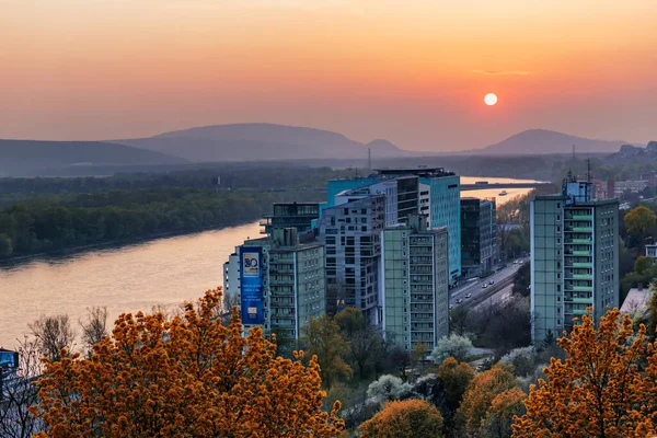 Tuna Nehri üzerinde gün batımı, Nehir Parkı, Bratislava, Slovakya.