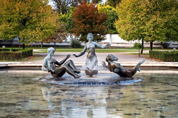 Fountain Mladost 斯洛伐克布拉迪斯拉发Grasalkovic公园作家Tibor Bartfay — 图库照片