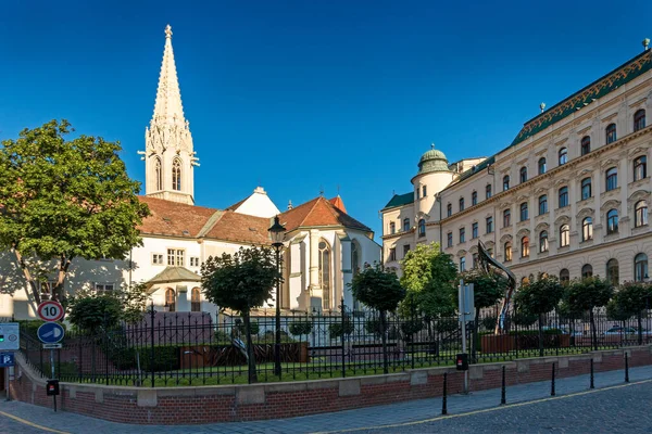 Szent Ferenc Katolikus Templom Torony Postaépület Park Pozsony Szlovákia — Stock Fotó