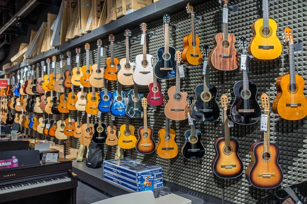 Müzik aleti mağazası, müzik aletlerinin satışı, gitarlar..