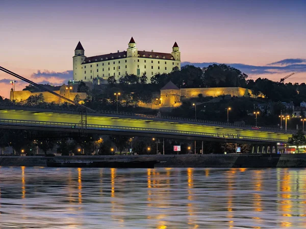 布拉迪斯拉发城堡位于斯洛伐克多瑙河畔 — 图库照片