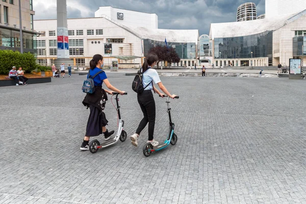 Ulusal Tiyatro, Coronavirus, Kovid 19, Bratislava, Slovakya önünde yüzlerinde mobiletleri ve peçeleri olan kızlar..