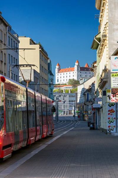 Coronavirus, Obchodna Caddesi, Castle, Bratislava, Slovakya yüzünden bomboş şehir.