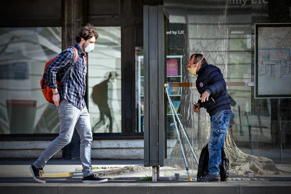 Бездомный Студент Стрижка Общественных Местах Братислава Словакия — стоковое фото