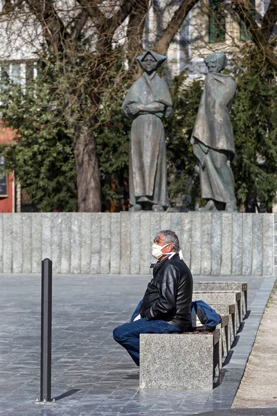 Человек Защитной Вуалью Лице Площадь Snp Время Пандемии Коронавирус Братислава — стоковое фото