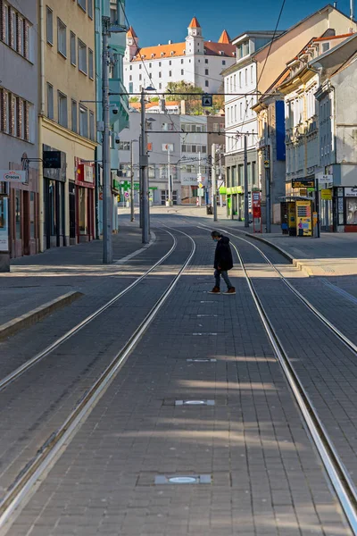 コロナウイルス オボドナ通り 孤独な人 ブラチスラバ スロバキアのために空の都市 — ストック写真