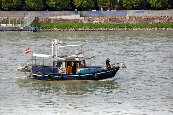 Pequeno Barco Danúbio Bratislava Eslováquia — Fotografia de Stock