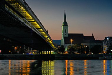 Gotik Katolik, St. Martin Katedrali, taç giyme töreni kilisesi, akşamları baraj, Bratislava, Eski Kasaba, merkez, SNP köprüsü, Slovakya.