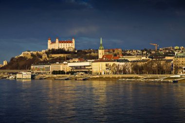 Fırtınadan önce Bratislava, Tuna seti, Eski kasaba merkezi, Slovakya.
