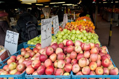 Bratislava Merkez Pazarı, sebze ve meyve satışları, Bratislava, Slovakya.