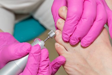 Pedikür, ayak tedavisi, tırnak cilası, öğütücü, kesici..