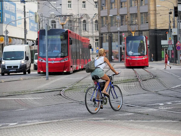 Ciclista Uma Encruzilhada Centro Bratislava Eslováquia — Fotografia de Stock