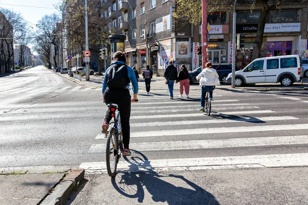 Yaya geçidinde bisikletçiler, kavşaklar, trafik, Bratislava, Slovakya.