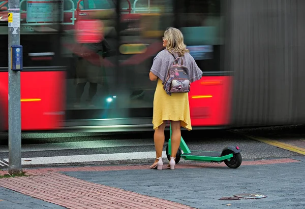 Mulher Com Scooter Antes Atravessar Bratislava Eslováquia — Fotografia de Stock