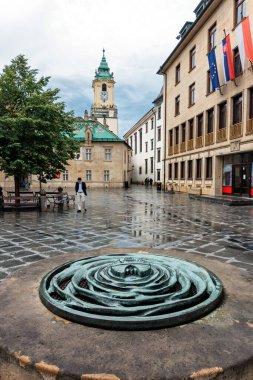 Bratislava 'daki Primatlar Meydanı, Eski Şehir Binası, Kule, Belediye Binası, tarihi kuyu, Slovakya