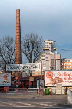 Pazar yeri Mileticova, fabrika bacası Gloria, Bratislava, Slovakya.
