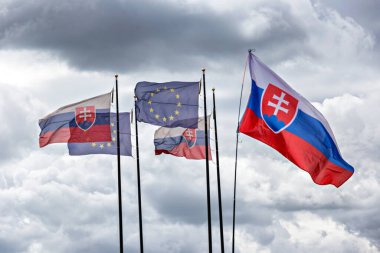 Slovakya Bayrakları ve Avrupa Birliği Parlamento, Bratislava, Slovakya.