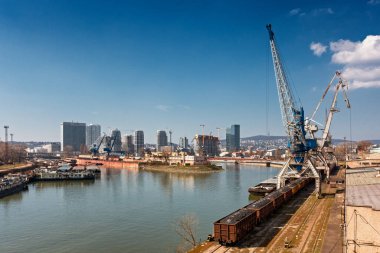 Kış limanı, transhipment, Bratislava, Mlynske nivy, Slovakya.