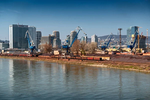 Kış limanı, transhipment, Bratislava, Mlynske nivy, Slovakya.