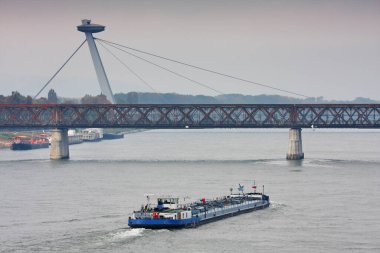 Kargo gemisi, nehir, Tuna, köprü SNP, Eski köprü, Bratislava, Slovakya.