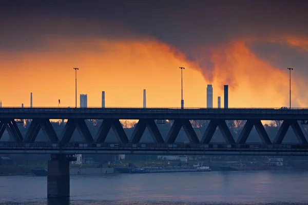 Salida Del Sol Sobre Puente Del Puerto Refinería Slovnaft Bratislava —  Fotos de Stock