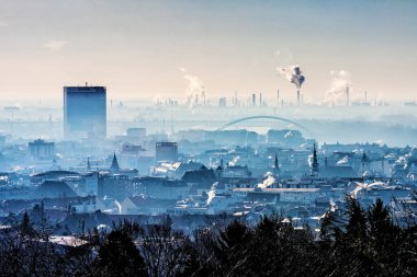 Günaydın Bratislava, Slovnaft rafinerisi, Apollo köprüsü, Tuna, Bratislava, Slovakya.