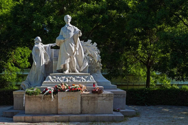 Emlékmű Költő Sndor Petfi Született Alexander Petrovic Medical Garden Pozsony — Stock Fotó