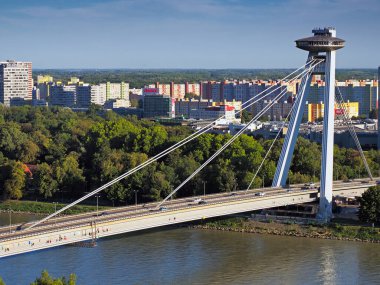 Tuna, Bratislava, Slovakya 'daki SNP Köprüsü.