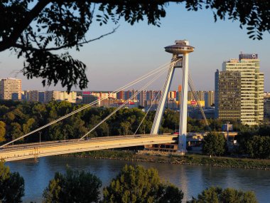 Tuna, Bratislava, Slovakya 'daki SNP Köprüsü.