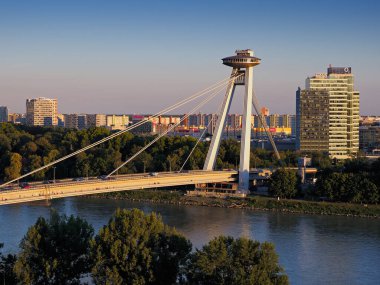 Tuna, Bratislava, Slovakya 'daki SNP Köprüsü.