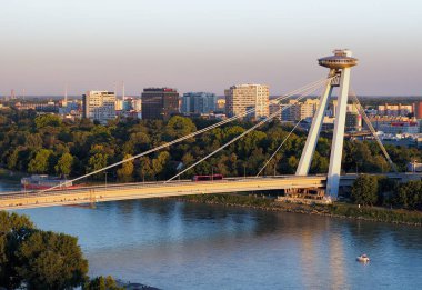 Tuna, Bratislava, Slovakya 'daki SNP Köprüsü.