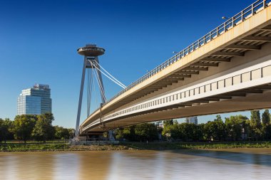 Tuna, Bratislava, Slovakya 'daki SNP Köprüsü.