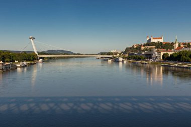 Tuna, kale, Eski Şehir, Bratislava, Slovakya 'daki SNP Köprüsü.