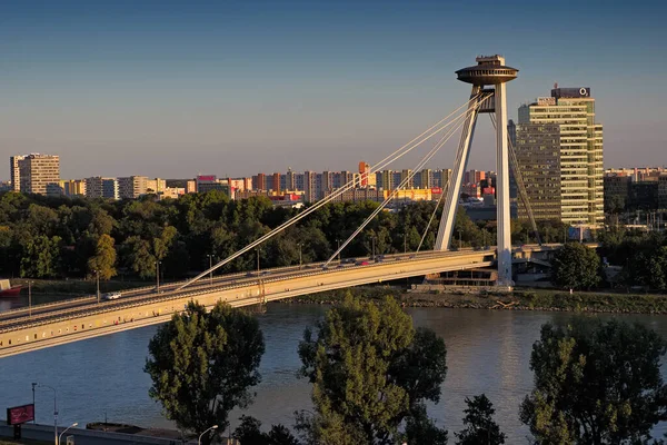 Tuna 'da SNP Köprüsü; Bratislava; Slovakya.