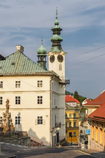 Κεντρικός Δρόμος Στην Banska Stiavnica Εκκλησία Της Αγίας Αικατερίνης Σλοβακία — Φωτογραφία Αρχείου