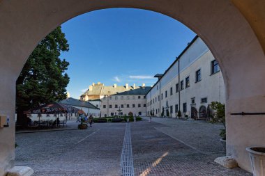 Ortaçağ kalesi, Cerveny kamen, giriş kapısı, avlu, Slovakya.