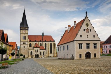 Bardejov 'daki tarihi Ortaçağ Belediye Meydanı, St. James Katedrali, UNESCO, Slovakya.