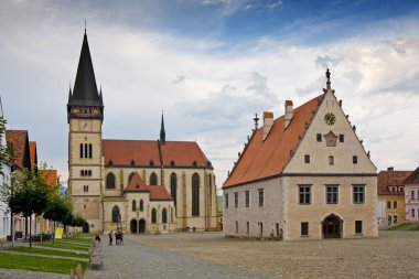 Bardejov 'daki tarihi Ortaçağ Belediye Meydanı, St. James Katedrali, UNESCO, Slovakya.