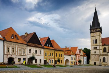 Bardejov 'daki tarihi Ortaçağ Belediye Meydanı, St. James Katedrali, UNESCO, Slovakya.