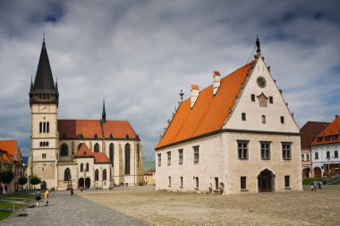 Bardejov 'daki tarihi Ortaçağ Belediye Meydanı, St. James Katedrali, UNESCO, Slovakya.