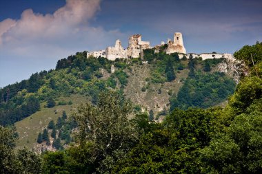 Slovakya 'daki Cachtice Kalesi kalıntıları.