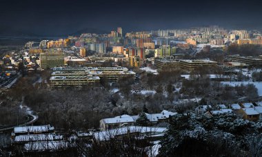 Panel konutlar, Dlhe Diely, sabah, kış, Bratislava, Slovakya.