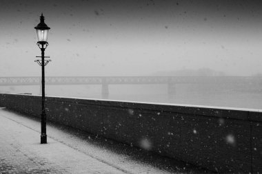 Kış mevsiminde Tuna seti, orijinal, artık yok, Eski Köprü, Bratislava, Slovakya.