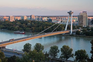 SNP köprüsü, Bratislava, Tuna Nehri, Slovakya.