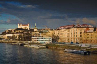 Fırtınadan önce Bratislava, Tuna seti, kale, Eski kasaba, Slovakya