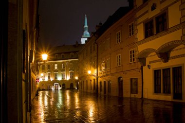 Gece Bratislava, Panska sokağı, yağmurdan sonra, Slovakya.