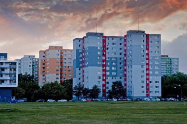 Petrzalka konutları üzerinde gün batımı, Bratislava, Slovakya